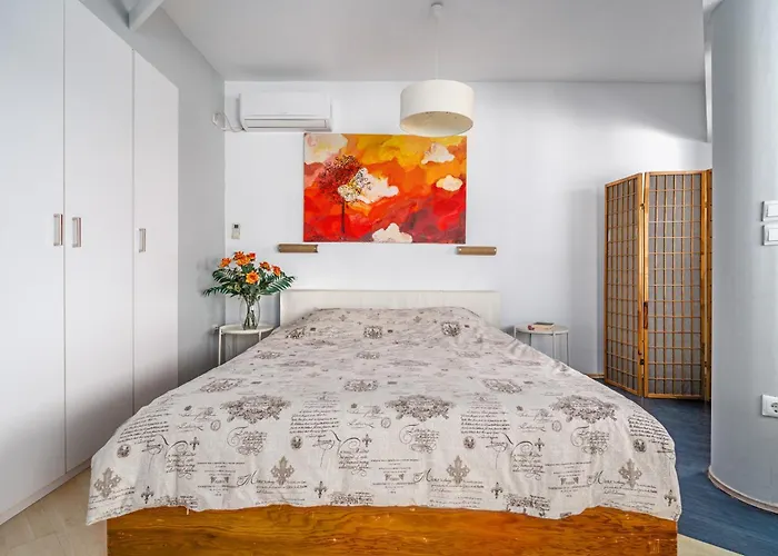 Urban Loft With Balcony Across The Acropolis!
