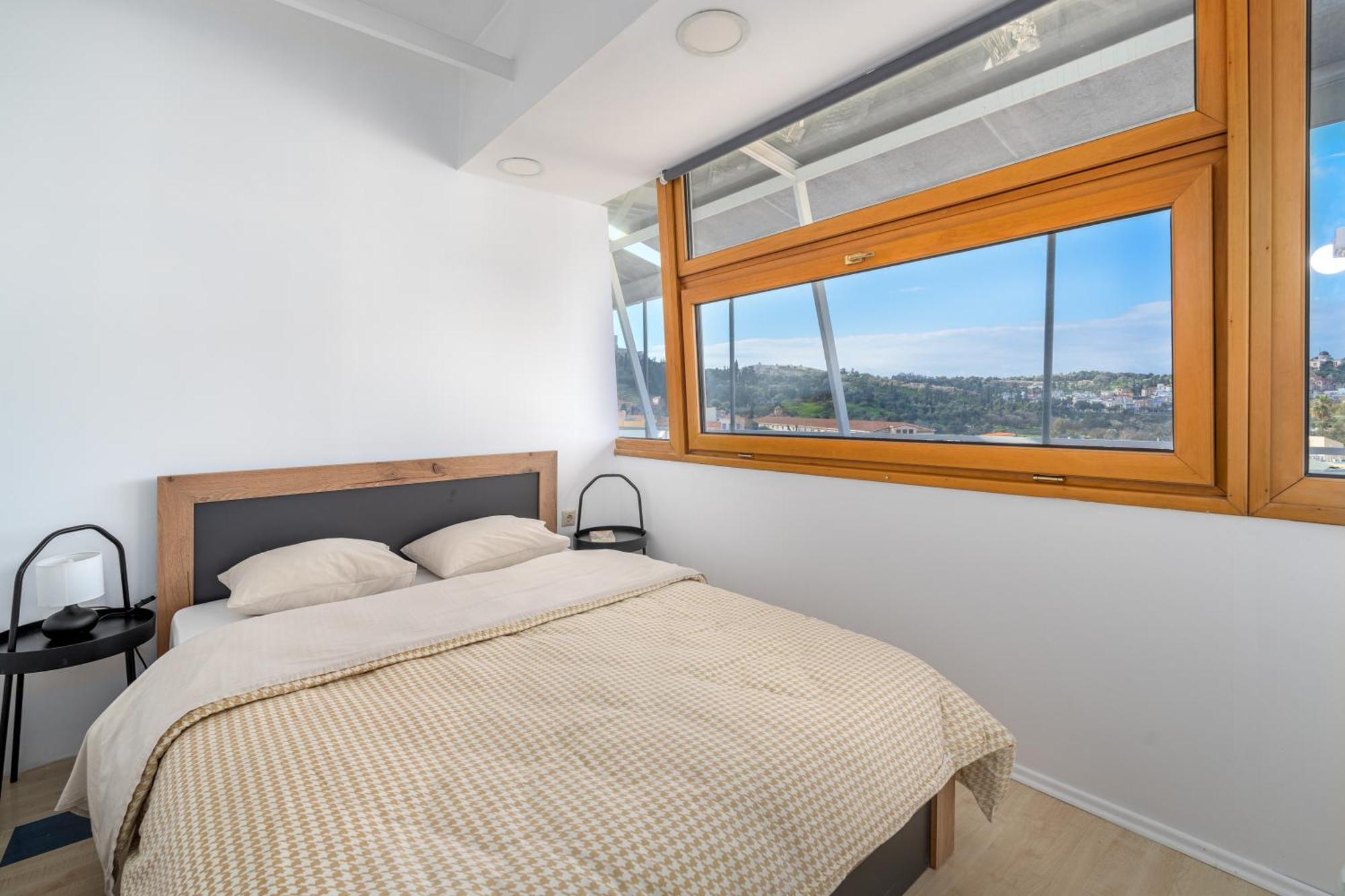 Urban Loft With Balcony Across The Acropolis! Apartmán *